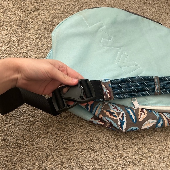 KAVU Paxton Pack Rope Sling Crossbody Bag Fine Feathers Blue Travel Outdoor Zip - Picture 10 of 13